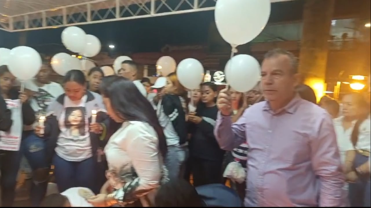 En horas de la noche del jueves, los vecinos se dieron cita en el parque principal del municipio para pedir por la liberación de la menor.