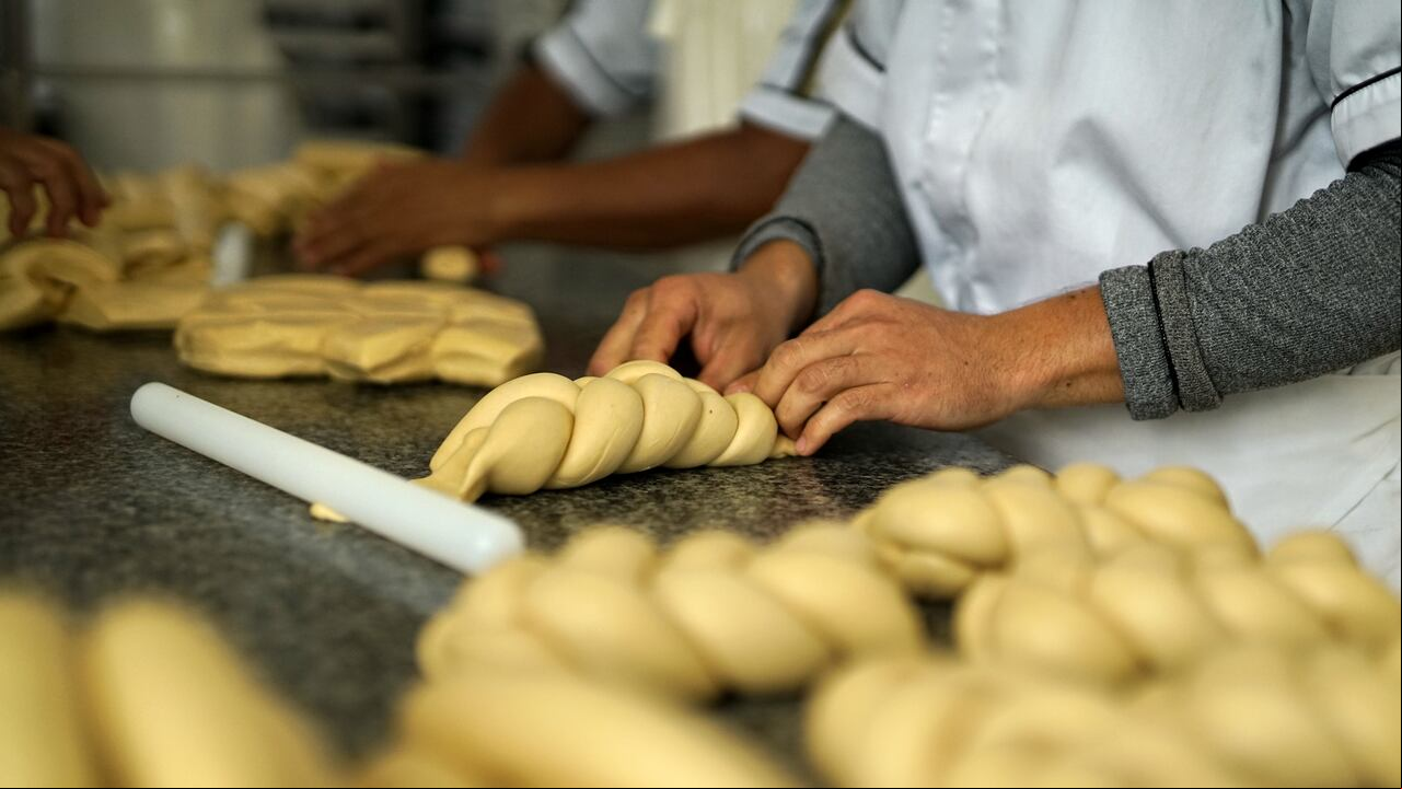 Pese a que en muchas ciudades de Colombia hay panaderías en cada esquina, el consumo de este producto tradicional se ha mantenido estable en los últimos años. Foto Jorge Orozco.