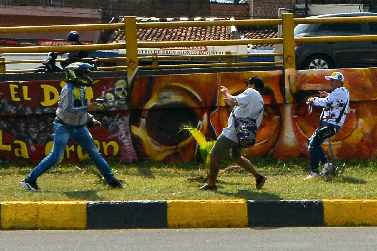 El mural "las cuchas tienen razón" pintado en el puente de la luna en Cali generó una pelea en la que un hombre que pintaba la consigna "fuera Petro" amenazó a dos de los autores del mural con una pistola. La policía intervino y detuvo al hombre armado.