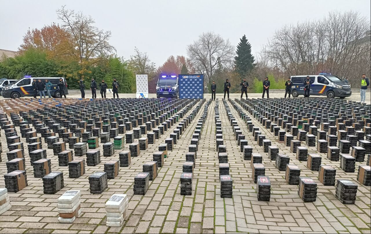 Esta imagen tomada el 12 de diciembre de 2023 muestra un total de 11 toneladas de cocaína en paquetes envueltos en plástico procedentes de dos incautaciones realizadas por la policía en Valencia y Vigo.