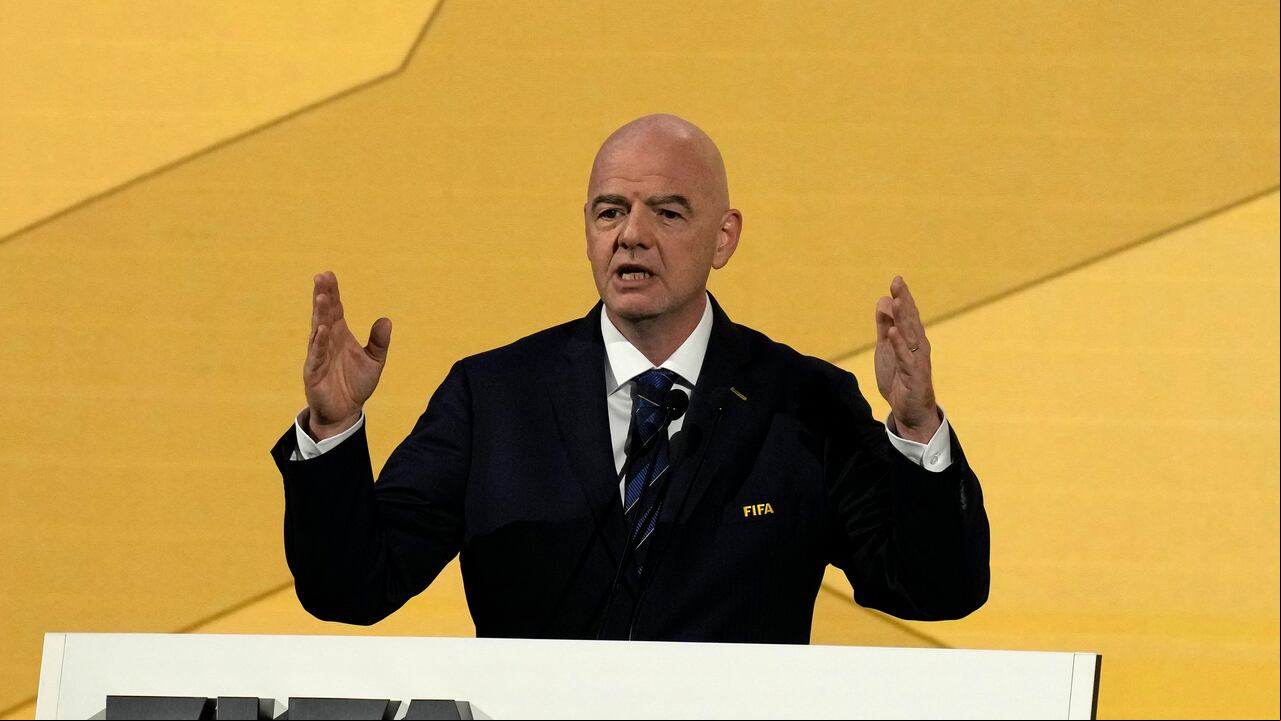 El presidente de la FIFA, Gianni Infantino, pronuncia su discurso en el Congreso de la FIFA en Bangkok, Tailandia, el viernes 17 de mayo de 2024 (Foto AP/Sakchai Lalit).