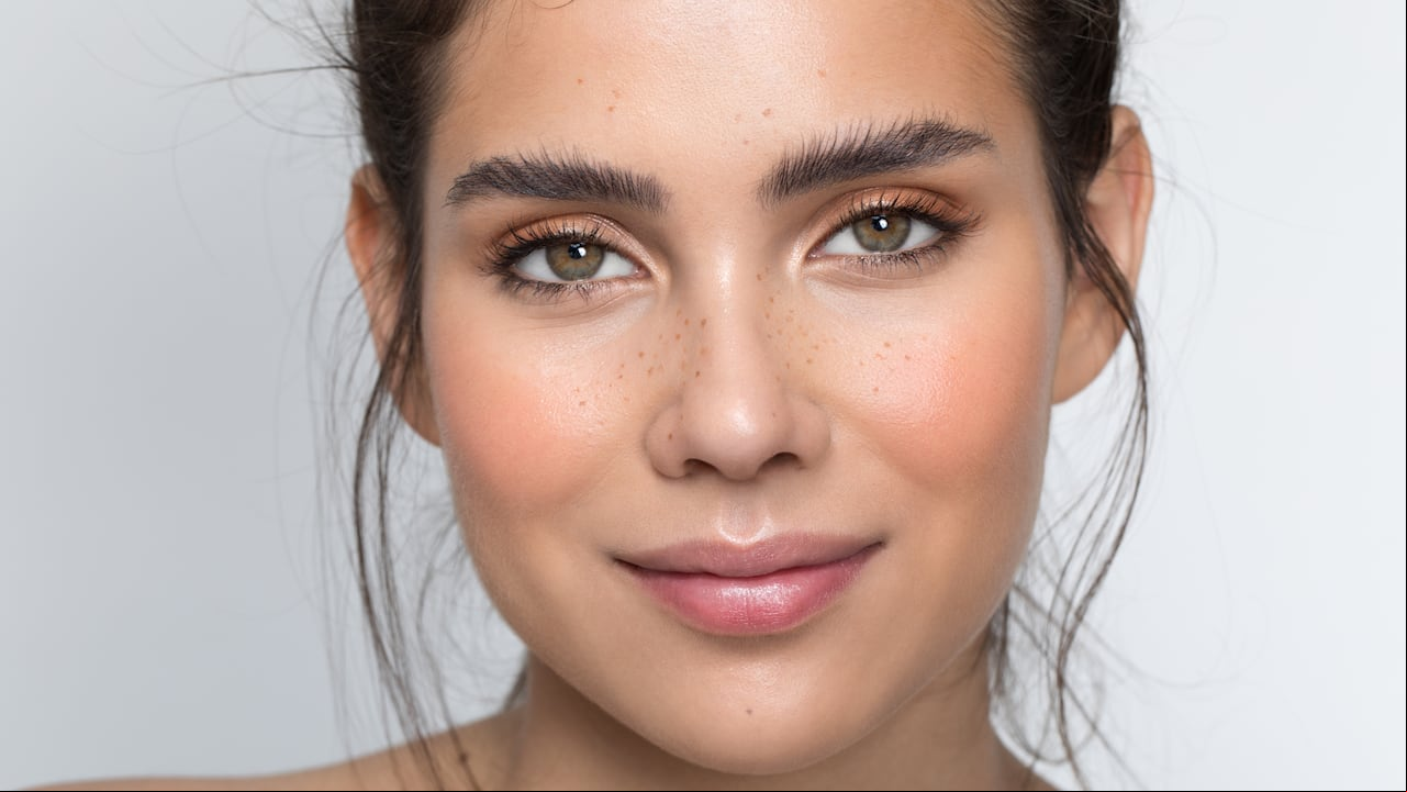 La exfoliación labial adecuada no solo elimina las células muertas, sino que también mejora la circulación sanguínea y fomenta la regeneración celular.
