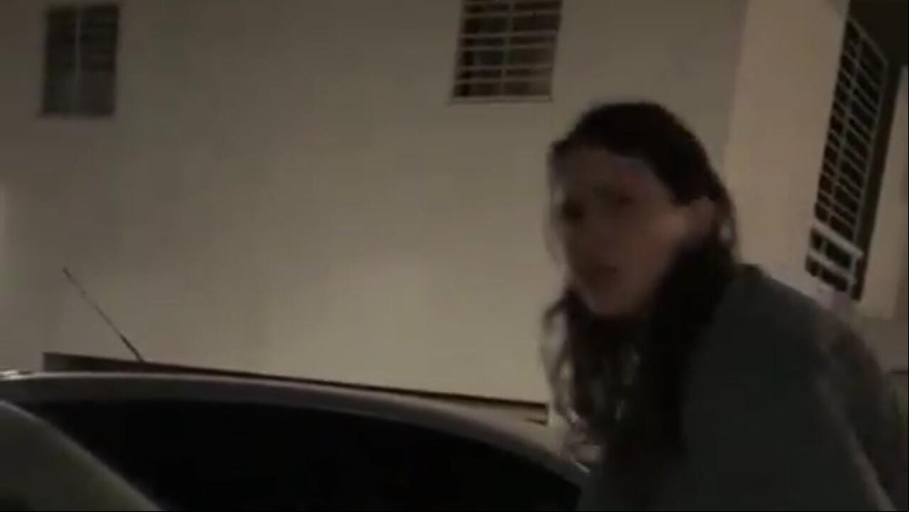 La mujer al parecer iba a los hogares de las mujeres que acosaba.