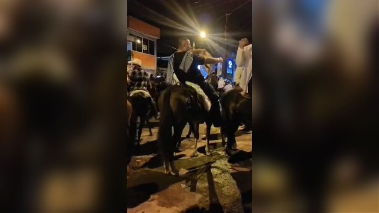 Jinete consumiendo bebidas alcohólicas en la cabalgata de Tuluá.