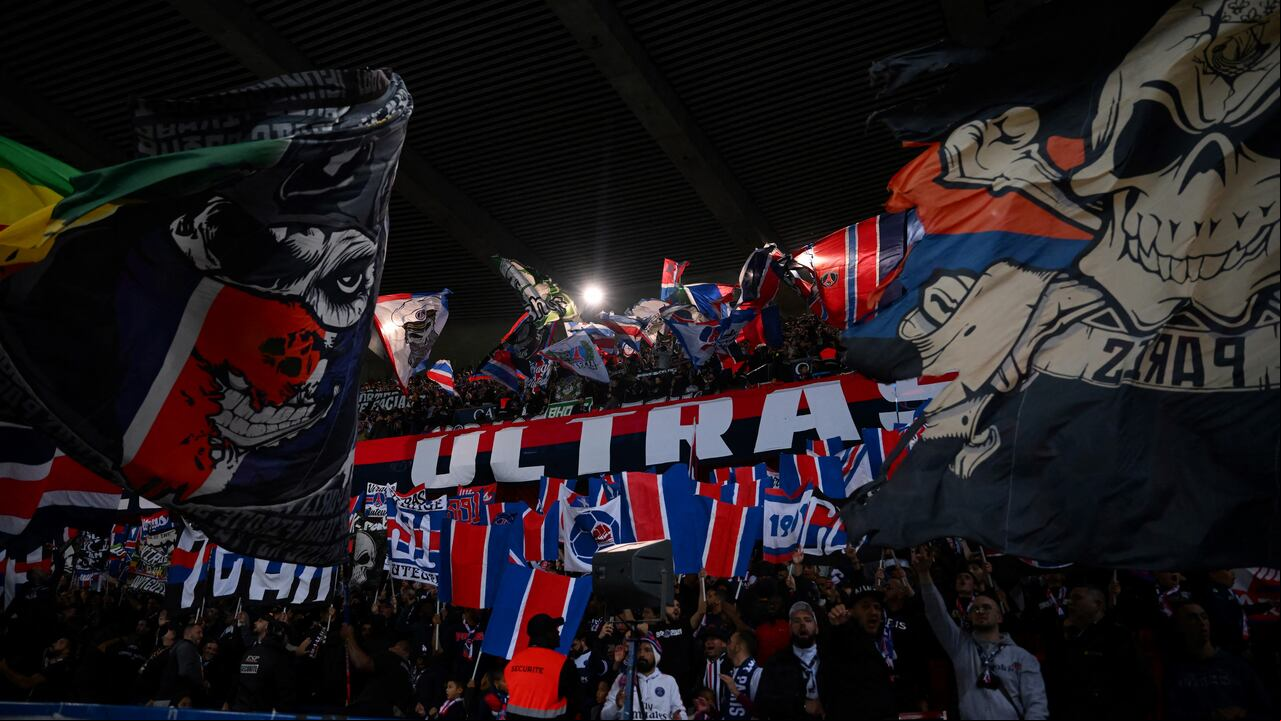 El grupo de seguidores Ultras de Paris Saint-Germain asiste al partido de fútbol de la L1 sa entre Paris Saint-Germain (PSG) y OGC Nice en el estadio Parc des Princes de París el 1 de octubre de 2022. (Foto de Anne-Christine POUJOULAT / AFP)