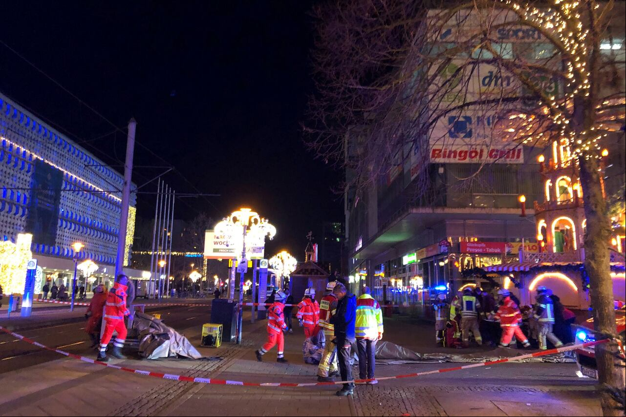 Personal del servicio de emergencias atiende un incidente en el mercado navideño de Magdeburgo, en el este de Alemania, el viernes 20 de diciembre de 2024.