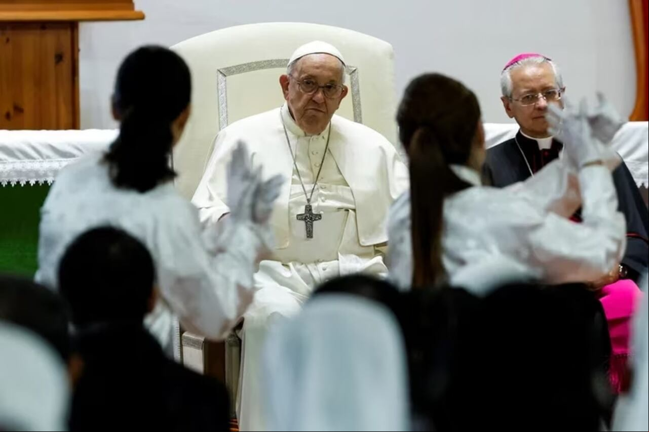 El papa Francisco observa una representación mientras se reúne con obispos, sacerdotes, misioneros, personas consagradas y agentes de pastoral en la Catedral de San Pedro y San Pablo, durante su Viaje Apostólico en Ulán Bator, Mongolia 2 de septiembre de 2023. REUTERS/Remo Casilli