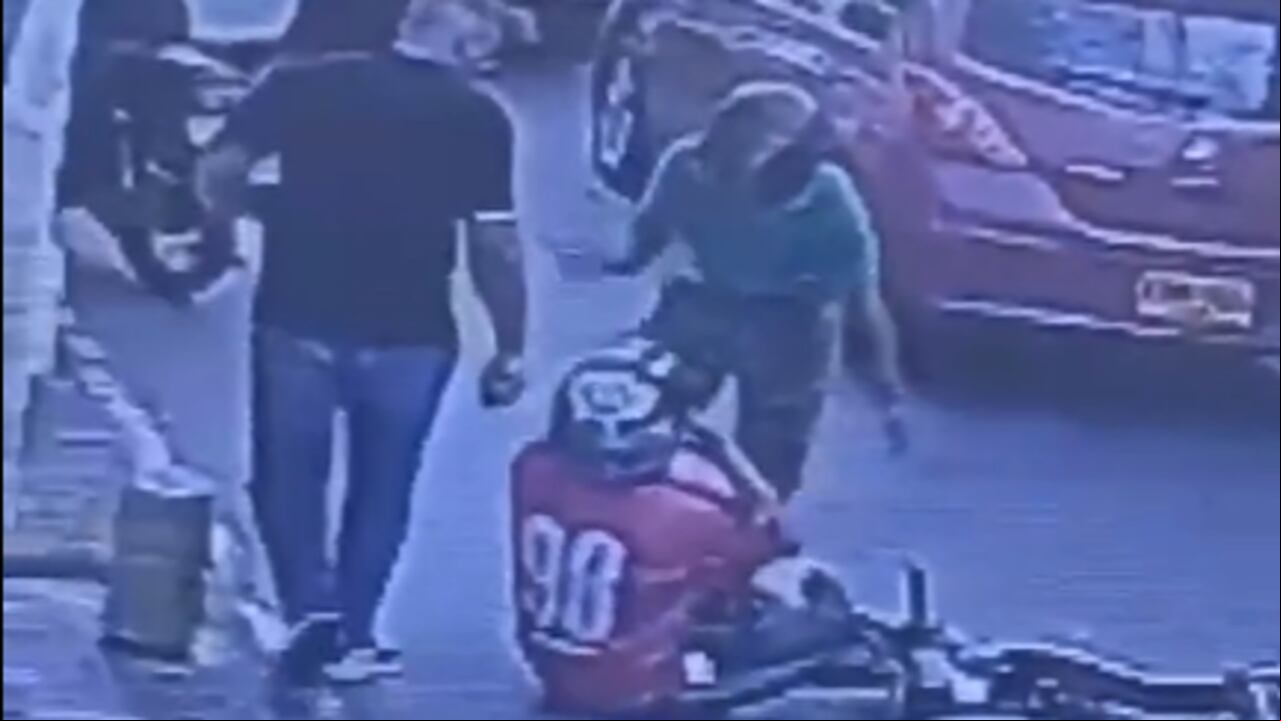 Dos supuestos hinchas discuten en pleno centro de Cali.