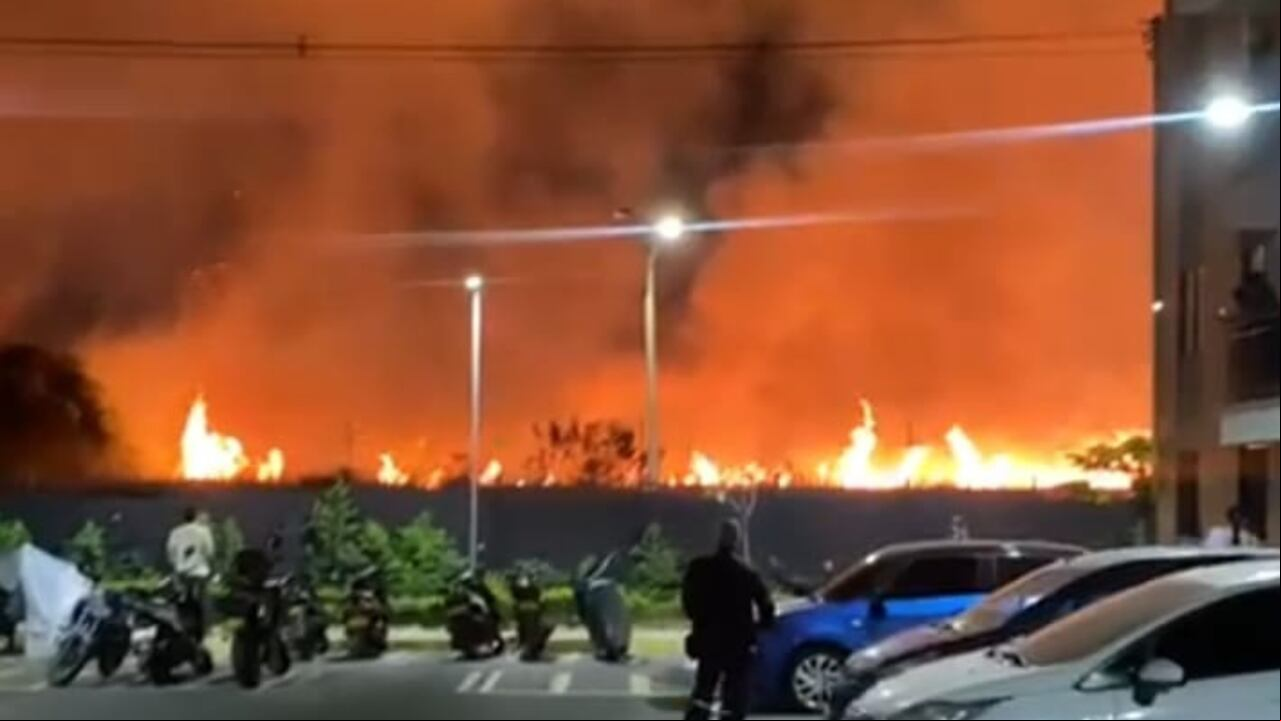 Las intensas llamas alcanzaron hasta ocho metros de altura, según el reporte de los Bomberos.