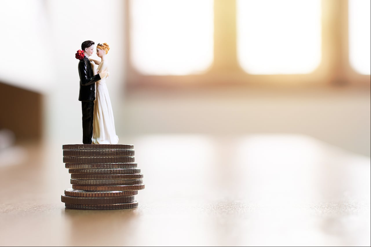 Cuando dos personas se casan, varios de sus bienes pasan a estar en una sociedad conyugal.
