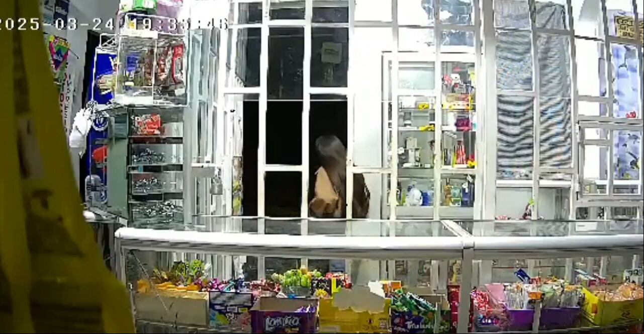 Con evidente temor, la menor entró al establecimiento sin dejar de observar hacia la puerta.