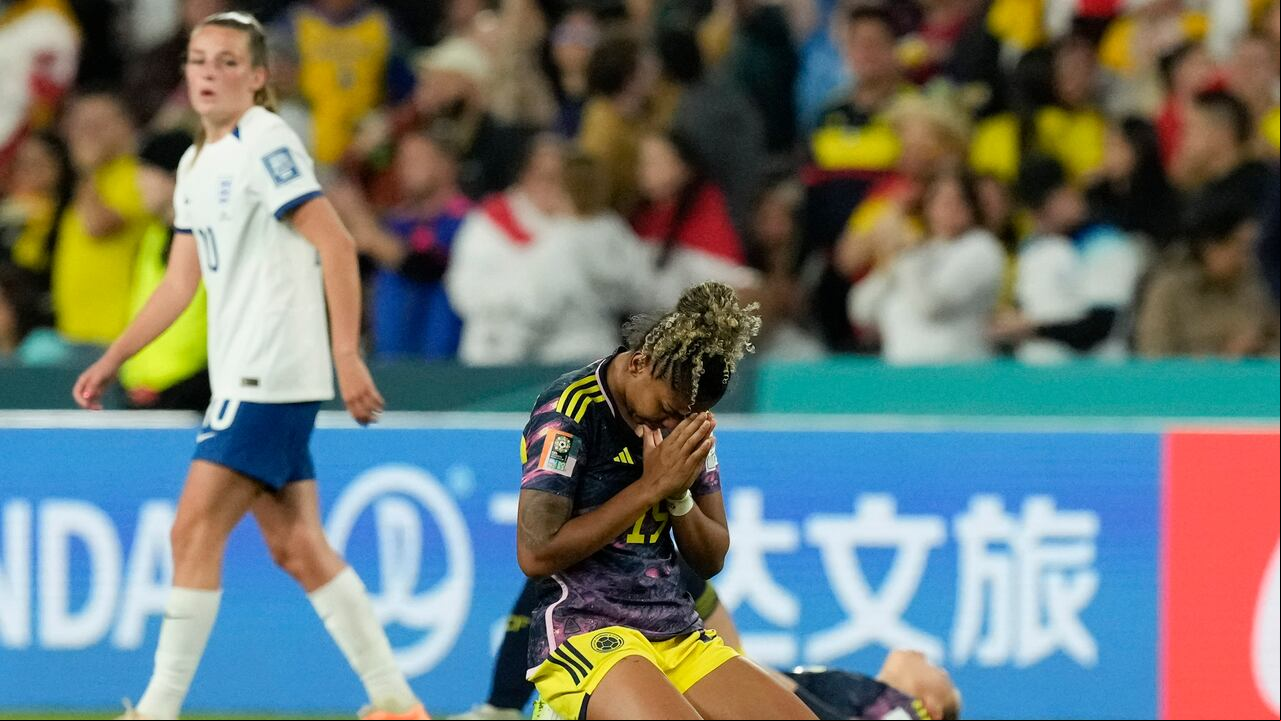 La colombiana Jorelyn Carabali se arrodilla después de perder el partido de fútbol de cuartos de final de la Copa Mundial Femenina entre Inglaterra y Colombia en el Estadio Australia en Sydney, Australia, el sábado 12 de agosto de 2023. (Foto AP/Mark Baker)