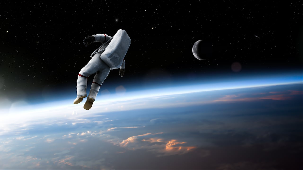El salario de un astronauta en la NASA, que puede considerarse millonario, refleja la importancia y el peligro de sus misiones, así como su alta especialización.