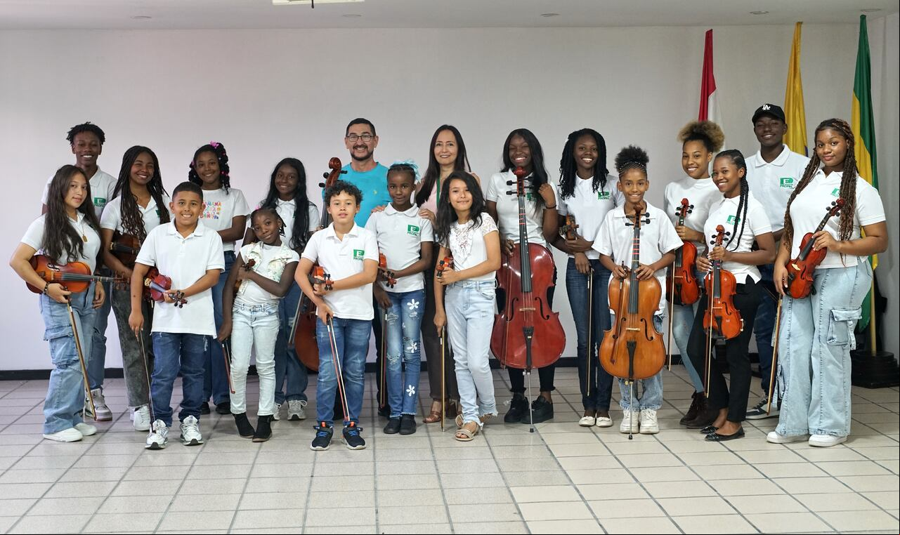 Con una propuesta, de escuelas de música a través de violines, Carvajal y Propal, ayudan a niños de Puerto Tejada, en el norte del Cauca, para tratar de minimizar los riesgos y la vulnerabilidad social de este municipio, azotado por las bandas criminales y el microtráfico. Foto Jorge Orozco.