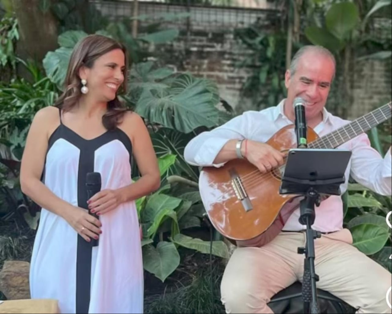 Elena, junto al músico Alfredo Ágredo, en las charlas. Elena Martínez Cruz / El País