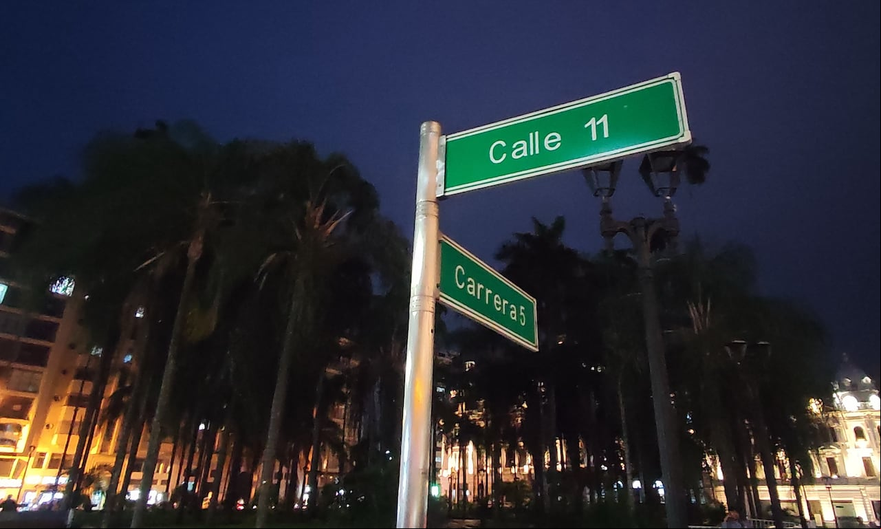 Cali: Plaza Caicedo sin alumbrado público. Foto José L. Guzmán, EL País. sept 19-23