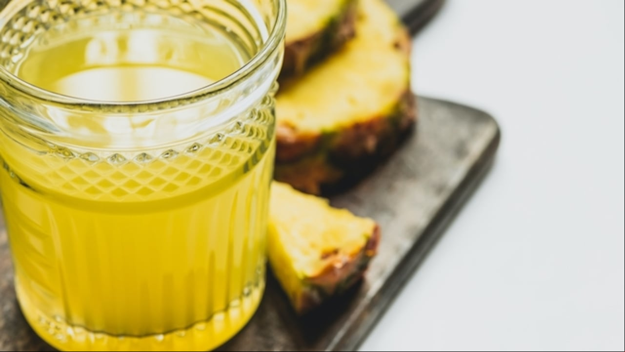 El agua de piña es una bebida que proporciona excelentes beneficios para la salud