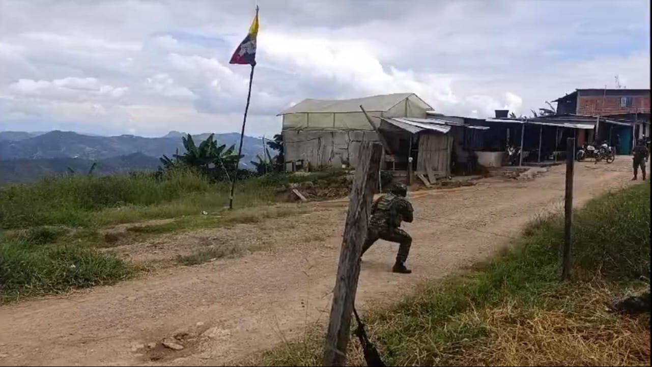 Los disidentes de las Farc instalaron una bandera alusiva a esta organización armada al margen de la ley a un costado de la vía principal de la vereda Horizonte, zona rural del municipio de Aipe, Huila.
