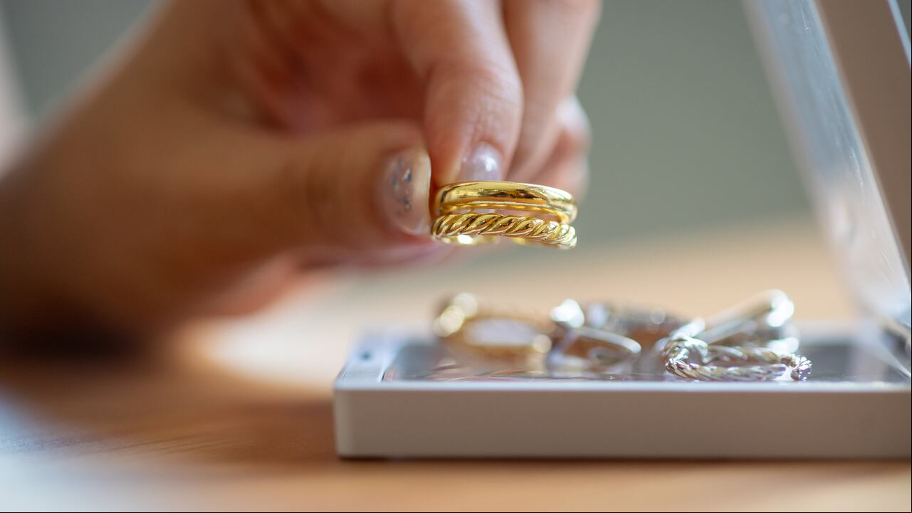 En el mundo de la joyería y la inversión, la pureza del oro juega un papel fundamental en su valoración. Explorar esta distinción revela secretos que definen su uso y significado en diferentes contextos.