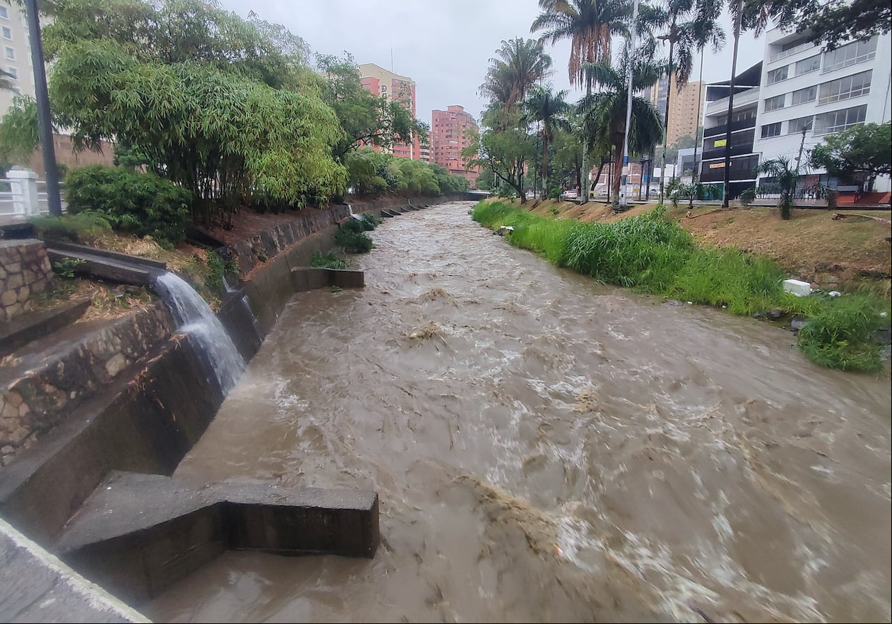 Cali pasada por lluvias durante el fin de semana, con un intenso aguacero amaneció la capital del Valle del Cauca, desde las primeras horas del día. Entre los barrios más afectados se encuentran: Alameda, Junín, Las Granjas, Terrón Colorado, Decepaz, San Judas, Los Lagos y Valle del Lili, a lo que se suma el oeste con el aumento considerable en el caudal del Río Cali. Foto José L Guzmán. EL País febrero 4-24