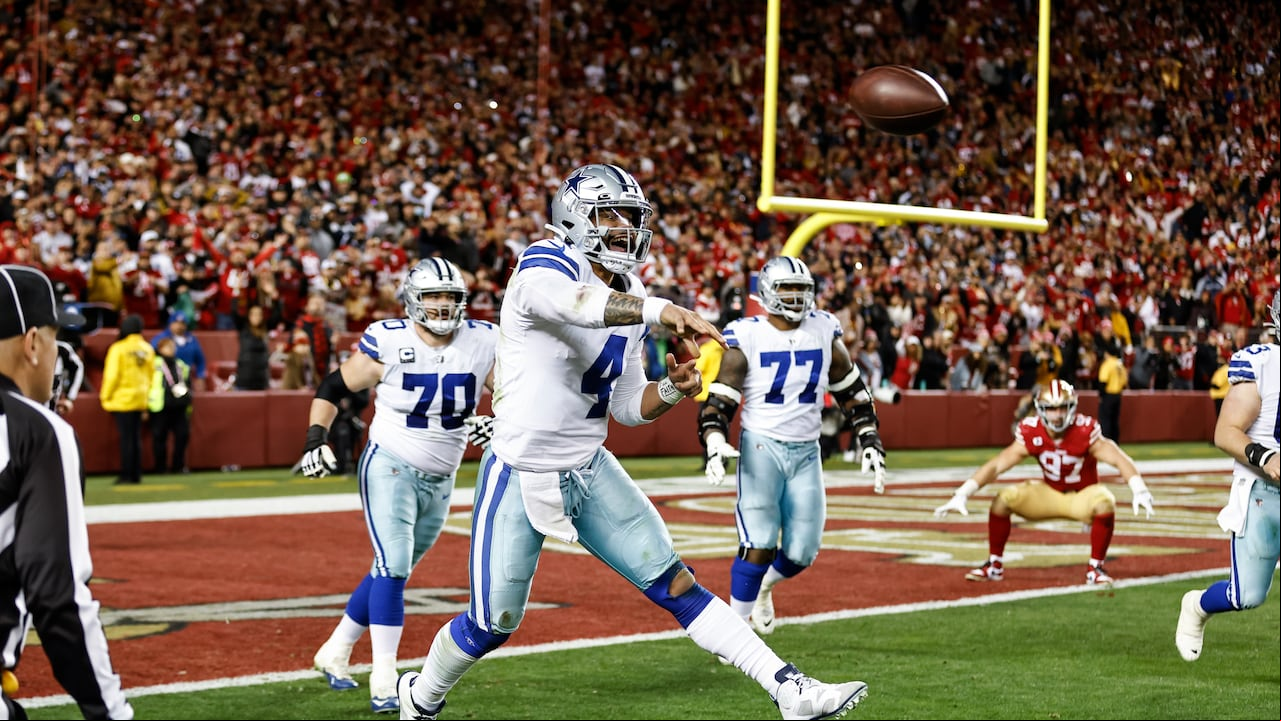 Dak Prescott #4 de los Dallas Cowboys pasa a la carrera durante un partido de fútbol de la ronda divisional de la NFL entre los San Francisco 49ers y los Dallas Cowboys en el Levi's Stadium el 22 de enero de 2023 en Santa Clara, California . (Foto de Michael Owens/Getty Images)
