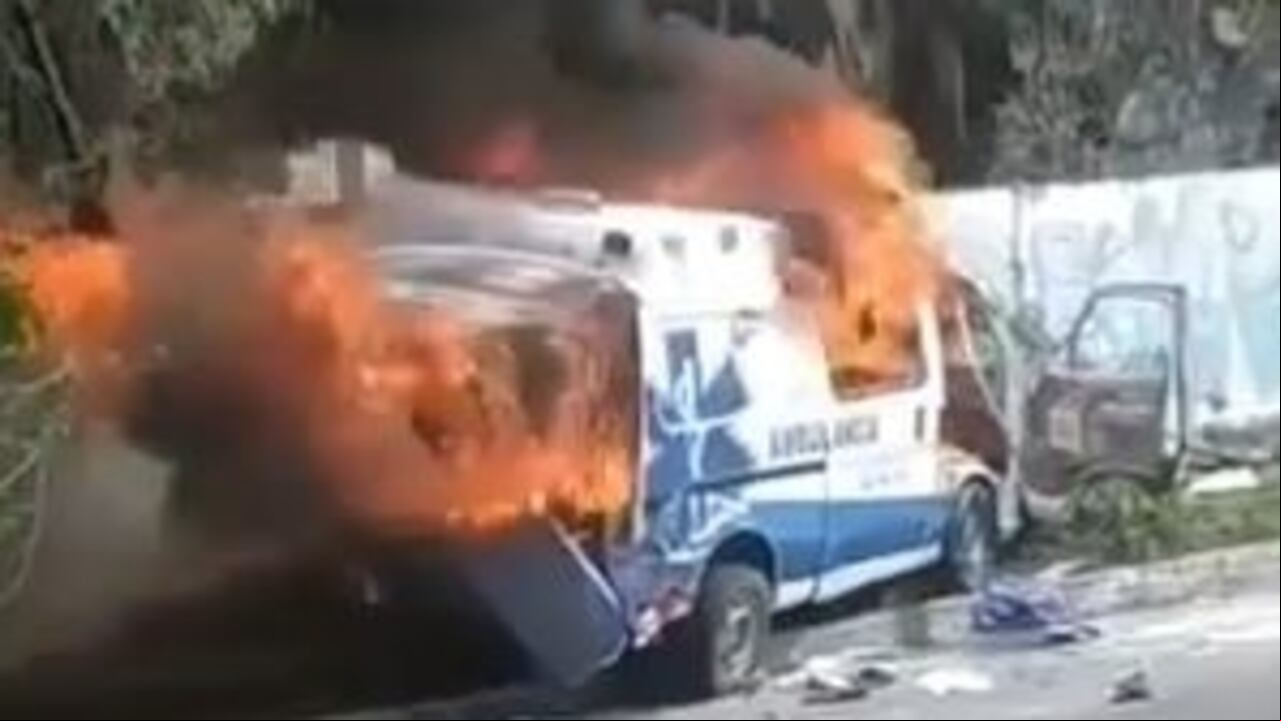 El impacto ocasionó que el vehículo se prendiera en llamas, generando una situación de emergencia.