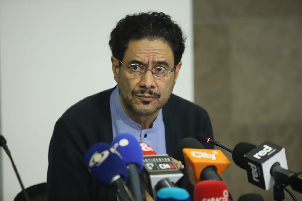 Rueda de Prensa negociadores del Gobierno con el ELN Iván Cepeda
