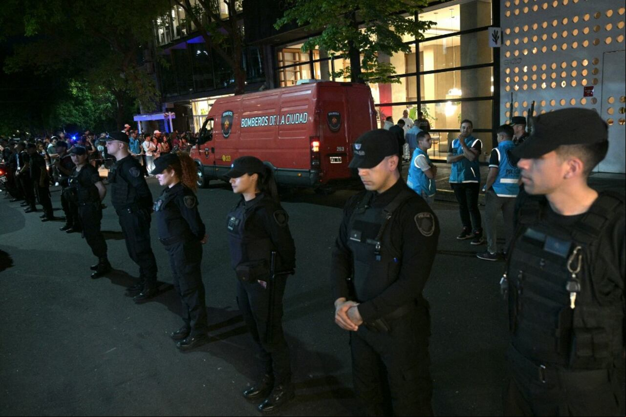 Agentes de policía hacen guardia en la entrada del hotel donde murió el cantante británico Liam Payne en Buenos Aires el 16 de octubre de 2024. El cantante británico Liam Payne, ex miembro del grupo One Direction, murió el miércoles a los 31 años tras caer desde el tercer piso de un hotel en Argentina, dijo la policía de Buenos Aires. (Photo by JUAN MABROMATA / AFP)