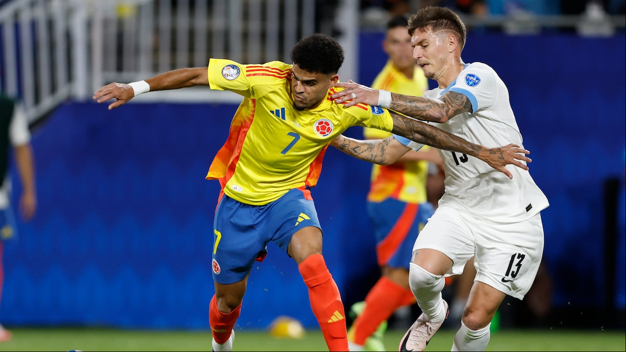 Guillermo Varela enfrentando a Luis Díaz