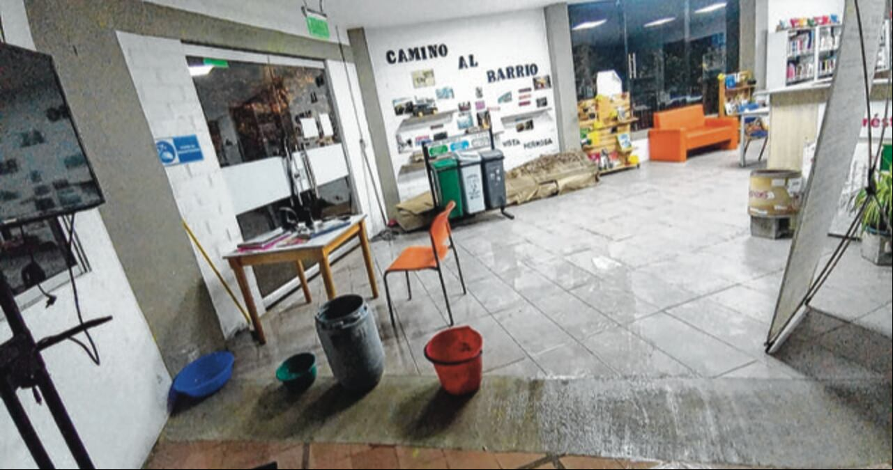 En la Biblioteca Pública de Vista Hermosa tuvieron que poner baldes a lo largo de una sala de lectura debido a las múltiples goteras.