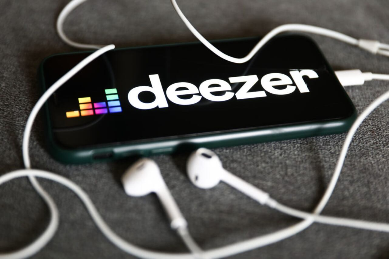 La comparación entre Spotify y Deezer revela divergencias clave en sus estrategias, desde la oferta de música gratuita hasta las características de alta definición en la calidad del sonido.