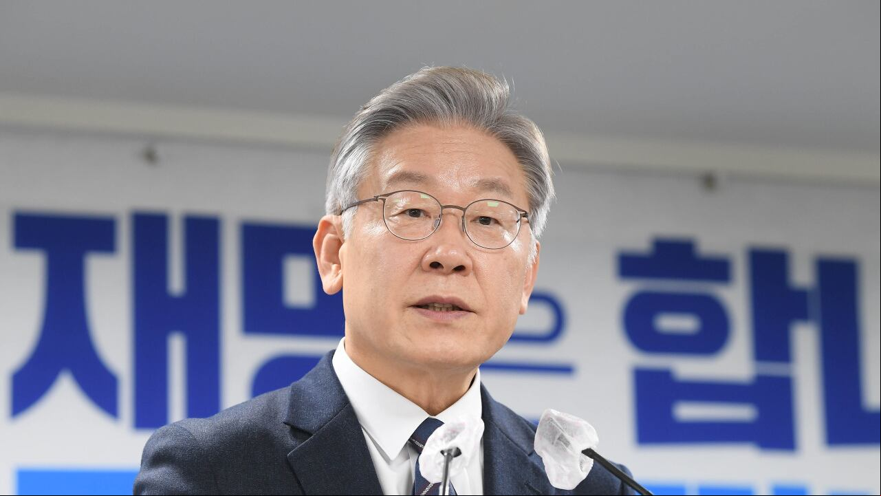 Líder de la oposición de Corea del Sur fue apuñalado en el cuello