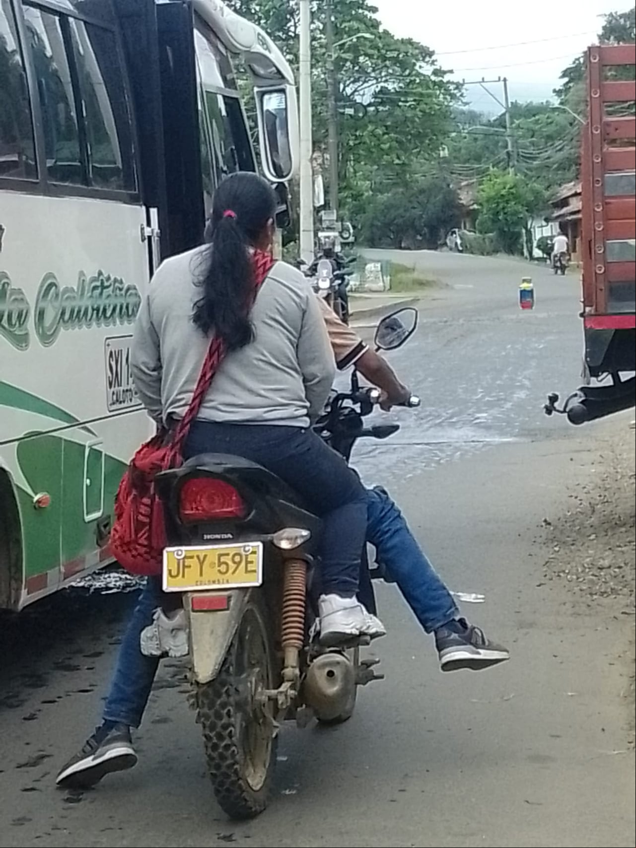 La población de civil de los municipios del norte del Cauca se vieron obligados a detenerse cuando se movilizaban por esta zona del país luego que las disidencias de las Farc ubicaran 'cilindros bombas' en las carreteras.
