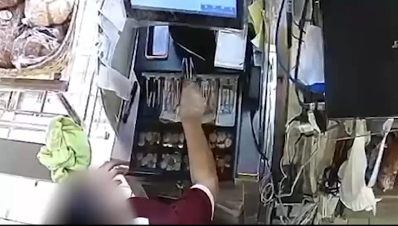 Los hombres llegaban al establecimiento, y con arma de fuego, intimidaban a sus víctimas para obligarlas a entregar el dinero producto de la venta. Foto tomada de video.