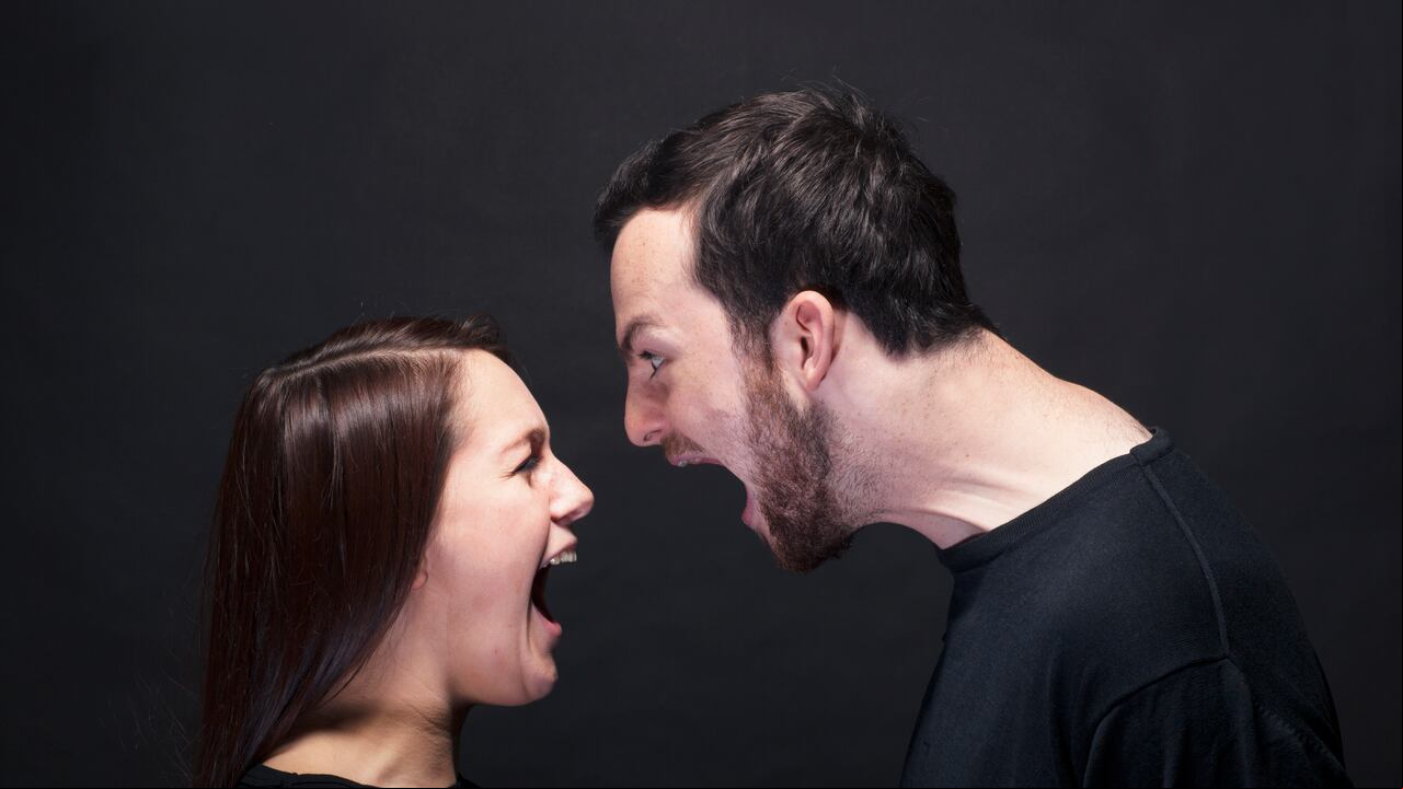 retrato sobre fondo negro, pareja joven gritando
