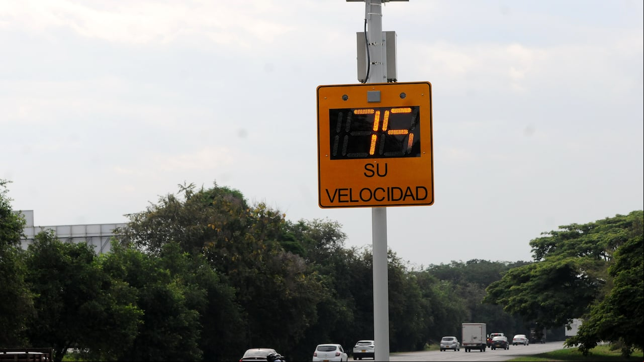 Cali: Cuatro nuevos radares de velocidad fueron instalados en la recta Cali Palmira, debido al exceso de velocidad que desarrollan en esta vía y la cantidad de accidentes generados. Foto José L Guzmán. El País, junio 15-23