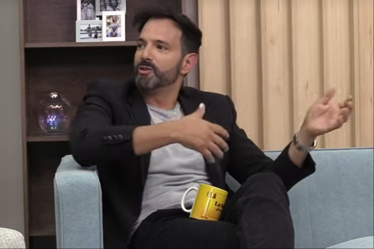 Alejandro Estrada se sometió a una curiosa cirugía por un complejo que tenía con sus orejas.