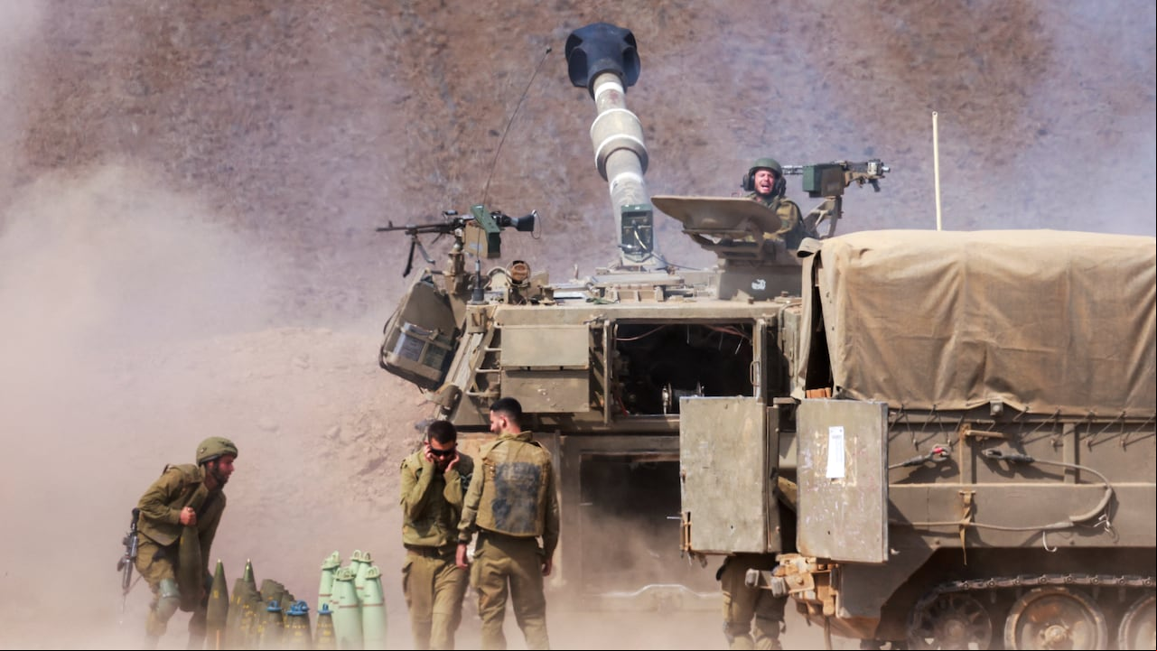 Israel respondió bombardeando desde el sábado el empobrecido y superpoblado enclave palestino, movilizó a 300.000 reservistas y desplegó a decenas de miles de soldados alrededor de Gaza y en la frontera norte con Líbano.