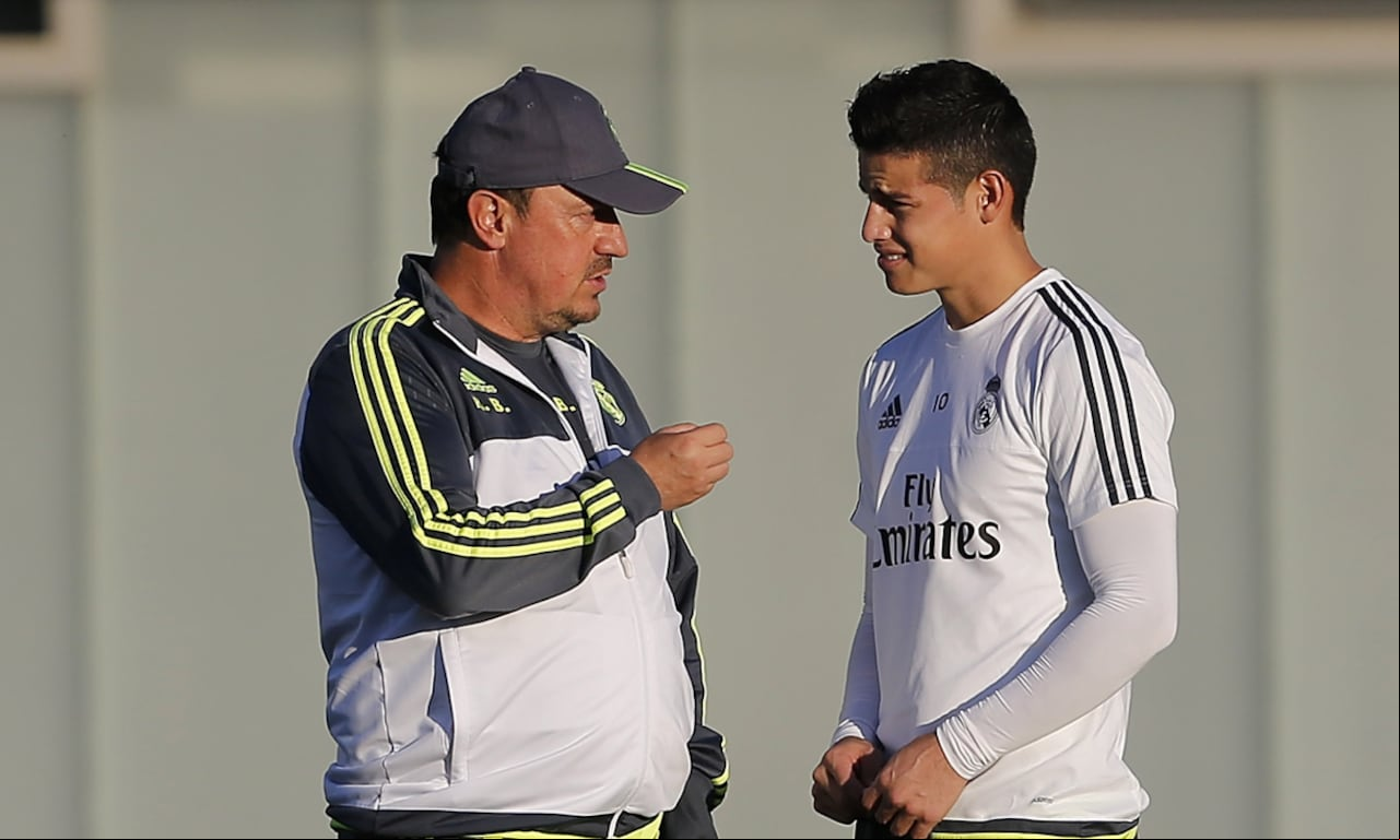 MADRID, SPAIN - NOVEMBER 19: Head coach Rafael Benitez (L) of Real Madrid talks to James Rodriguez during a training session at Valdebebas training ground on November 19, 2015 in Madrid, Spain. (Photo by Getty Images/Angel Martinez/Real Madrid)