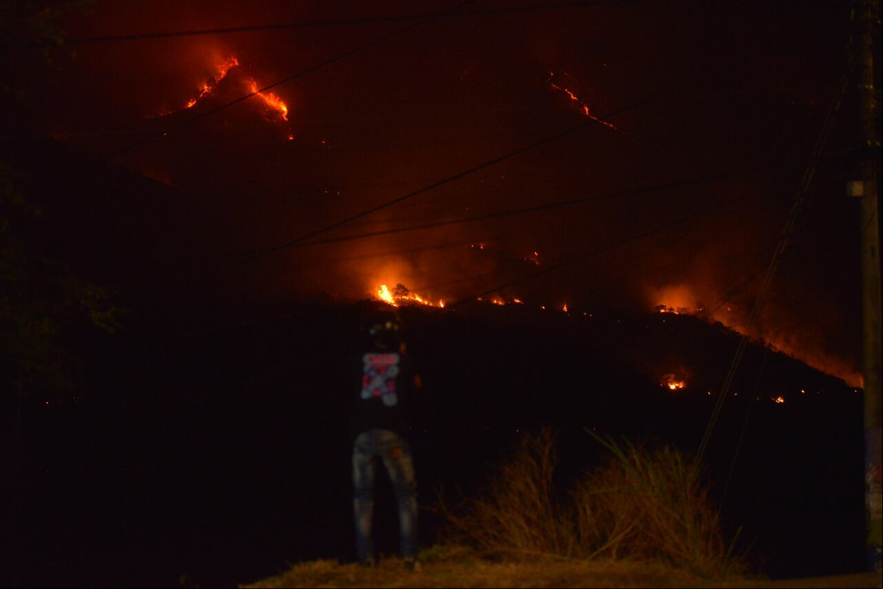 Impactantes imágenes: así los bomberos de Cali tratan de controlar las llamas del grave incendio en el sector de Cristo Rey. (Foto: Aymer Álvarez Murillo)