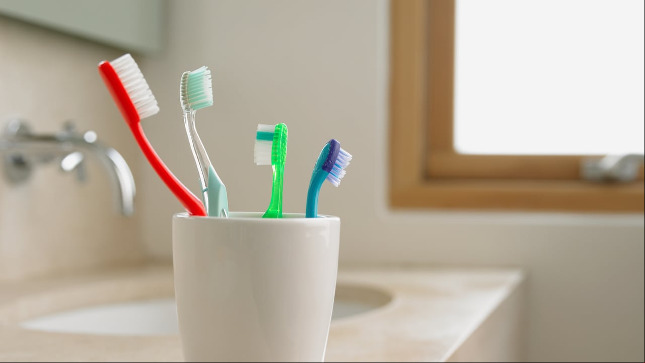Los dentistas recomiendan cepillar los dientes de los niños déspues de cada comida. Evitar los dulces también es una buena opción.