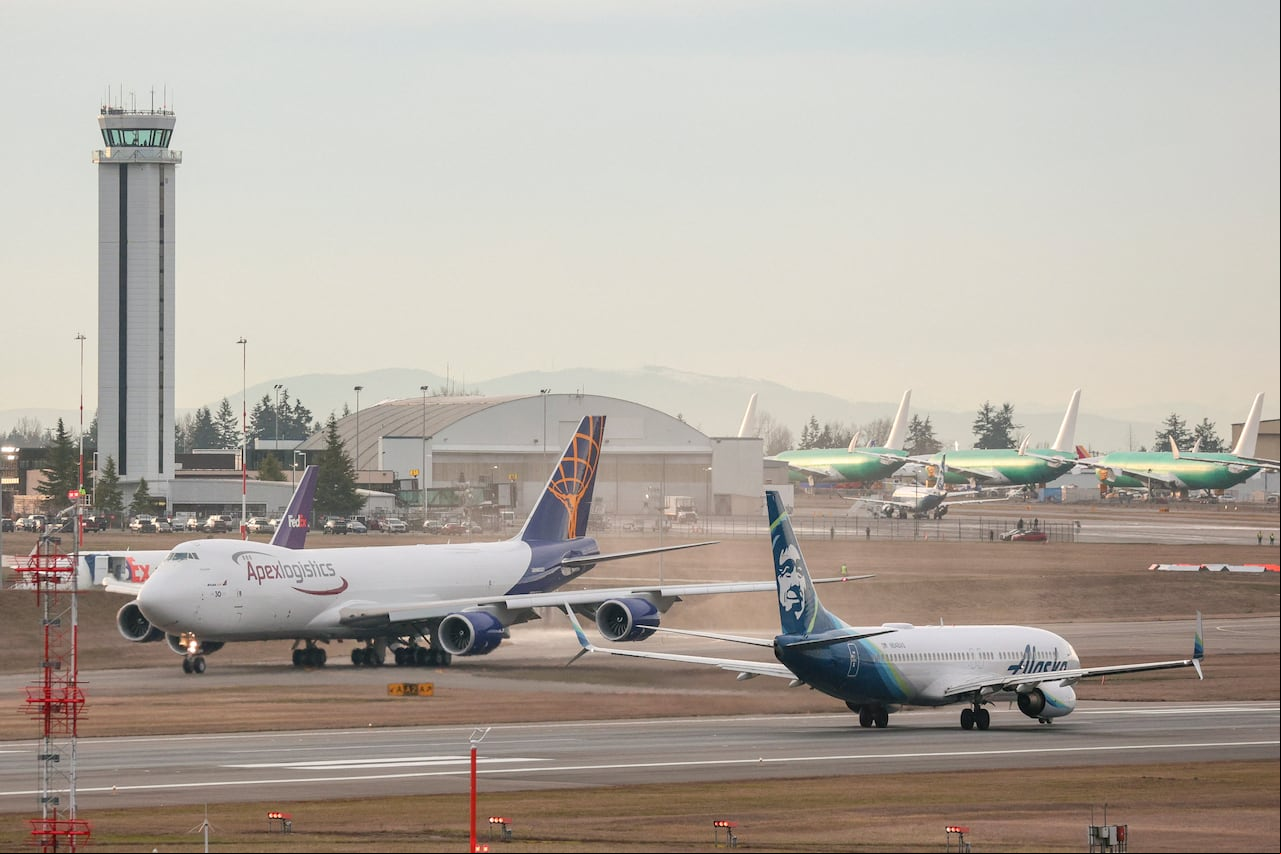 Un avión Boeing 737-800 de Alaska Airlines, a la derecha, despega como el último avión 747 producido por Boeing, un carguero 747-8 para Atlas Air, taxis antes de despegar desde Paine Field en Everett, Washington, el 1 de febrero de 2023. (Imagen de referencia)