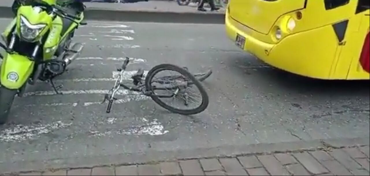 Un bus articulado de TransMilenio atropelló a un ciclista en la intersección de la Calle 80 con carrera 69, sentido Occidente - Oriente, localidad de Engativá confirmó este viernes la compañía.