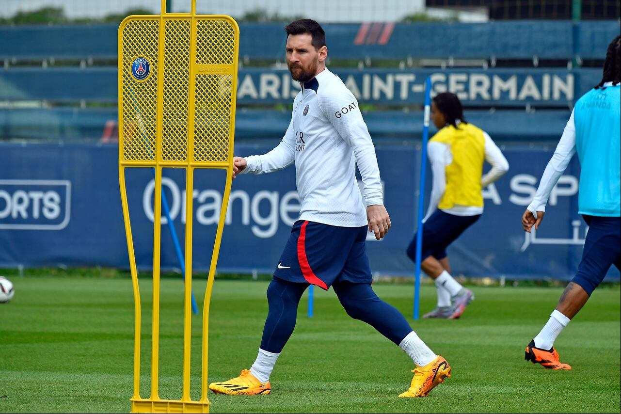 PARIS, - MAY 11: Leo Messi looks on during a Paris Saint-Germain training session on May 11, 2023 in Paris, . (Photo by Getty Images/Aurelien Meunier - PSG/PSG)
