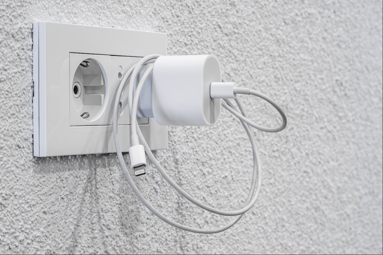 Dejar el cargador del celular conectado todo el día sin el teléfono puede tener algunos efectos.