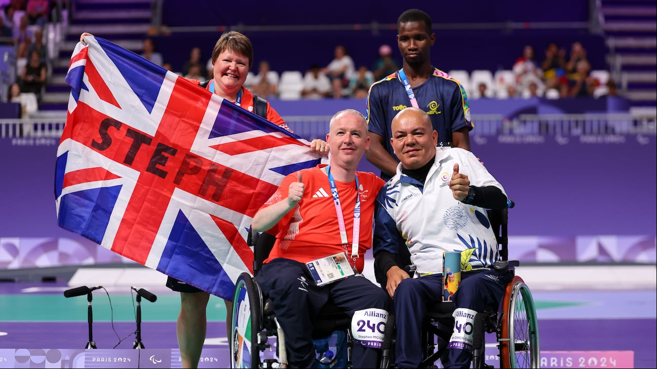 Stephen McGuire del equipo de Gran Bretaña y Edilson Chica Chica del equipo Colombia posan para una foto durante el partido por la medalla de oro individual masculino - BC4 el quinto día de los Juegos Paralímpicos de Verano de París 2024 en el South Paris Arena el 2 de septiembre de 2024 en París, Francia .