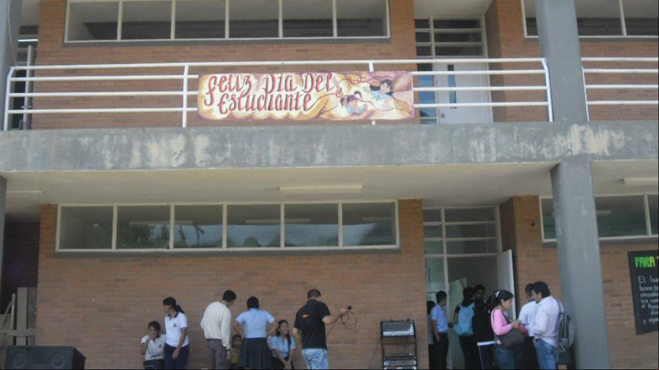 Los alumnos de la Institución Educativa Miguel Zapata pasan a modalidad de clases virtuales durante esta semana por los enfrentamientos entre la fuerza pública y las disidencias de las Farc.
