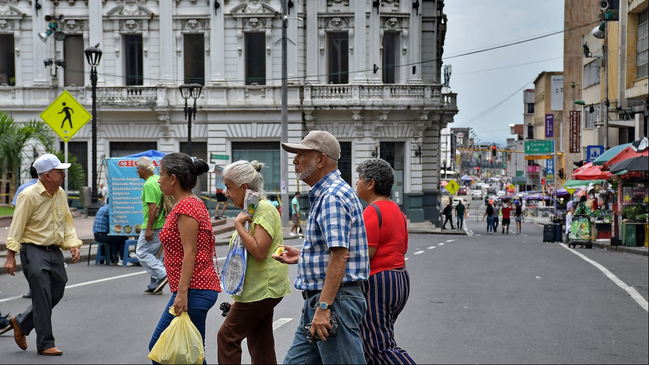 Luego de más de dos días de cierres viales paulatinos en el centro de Cali, las autoridades entregaron un balance positivo de la situación, haciendo que los alrededores de la Plaza de Cayzedo se convierta en un espacio peatonal para el disfrute de los caleños días previos y durante la COP16. Fotos Raúl Palacios / El Pais.