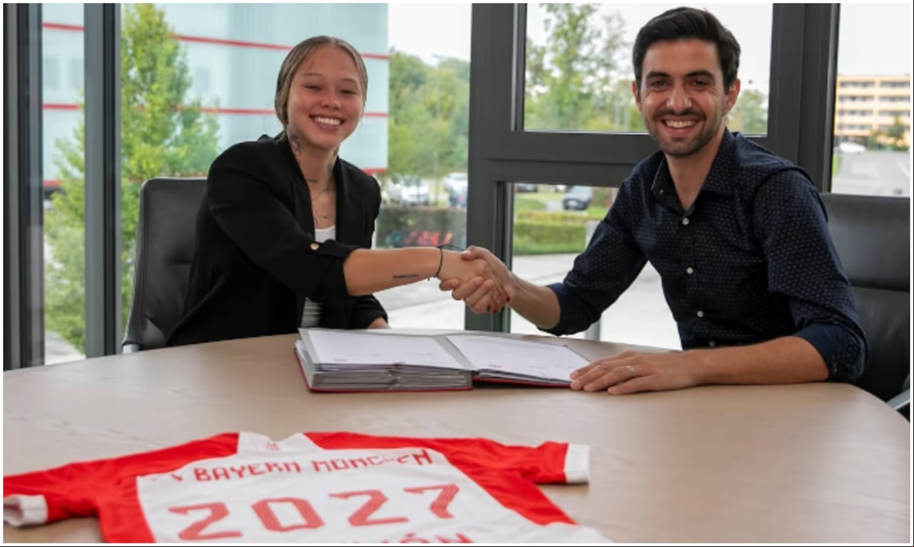 Ana María Guzmán junto al director técnico del fútbol femenino, Francisco De Sá Fardilha, en la firma del contrato.