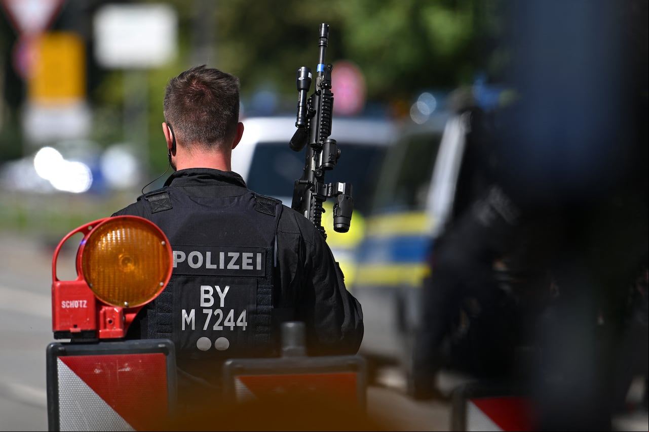 Un agente de policía asegura la zona tras un tiroteo cerca del edificio del Centro de Documentación sobre la Historia del Nacionalsocialismo (NS-Dokumentationszentrum) en Múnich, sur de Alemania, el 5 de septiembre de 2024.